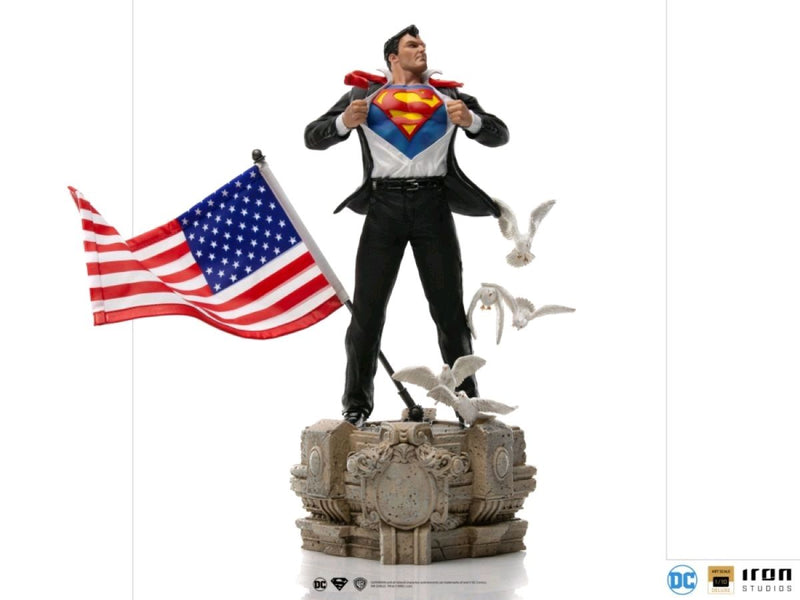 Superman - Clark Kent Deluxe 1:10 Scale Statue