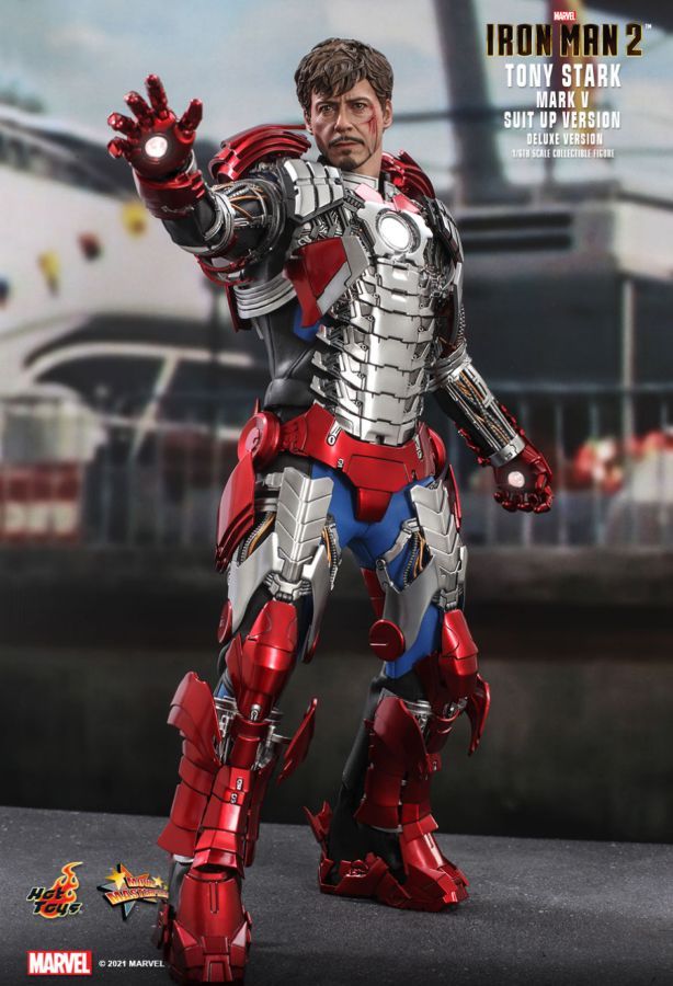Iron Man 2 - Tony Stark Mark V Suit Up Deluxe 1:6 Scale 12